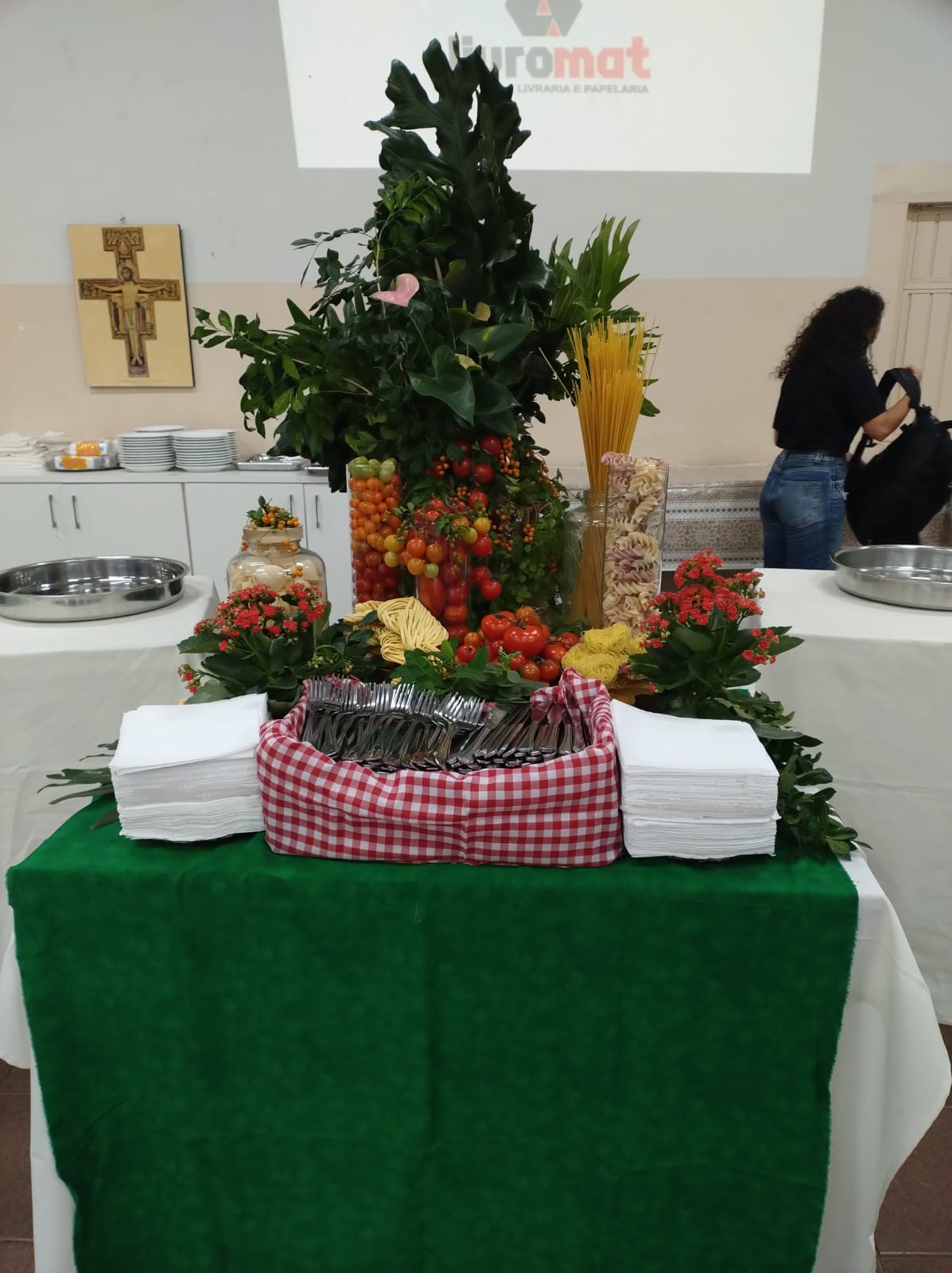 Mesa decorada com massas e ingredientes frescos